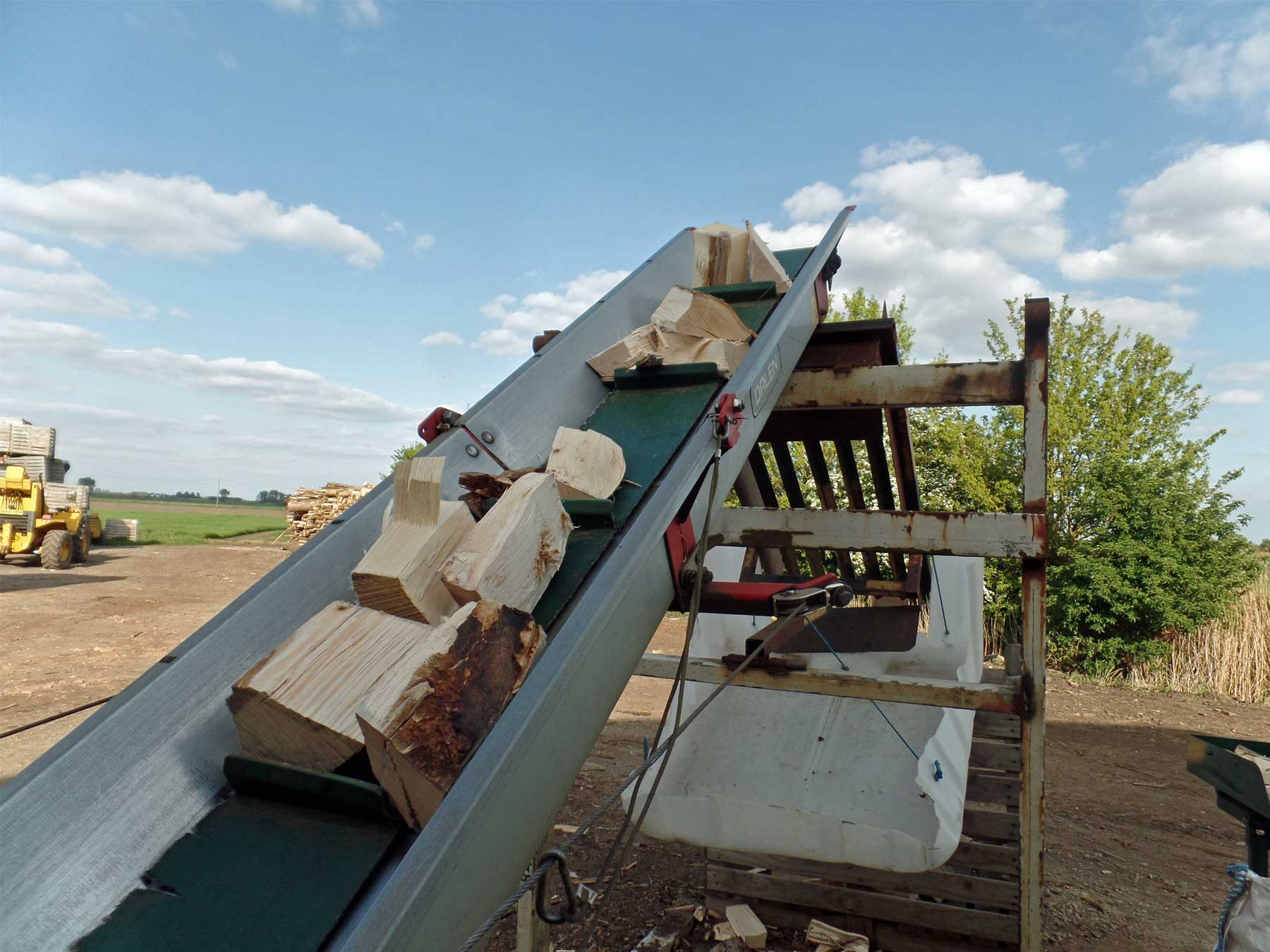 Wood cutter auto belt lift cut logs HD